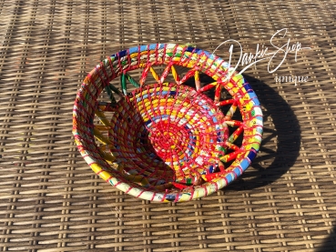 Colorido cesto de reciclaje con pie y patrón abierto - L
