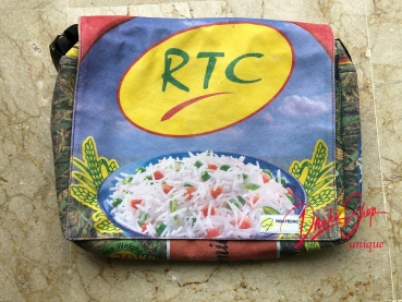 Bolsa de mensajero hecha de sacos de arroz reciclados