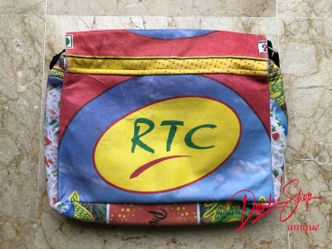 Bolsa de mensajero hecha de sacos de arroz reciclados