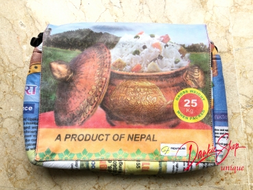 Bolsa de mensajero hecha de sacos de arroz reciclados
