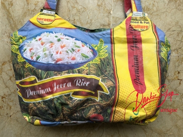 Compradores hechos de sacos de arroz reciclados