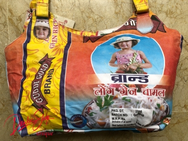 Compradores hechos de sacos de arroz reciclados