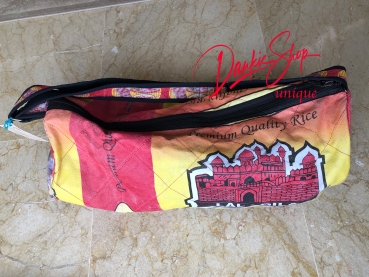 Bolso de hombro hecho de sacos de arroz reciclados