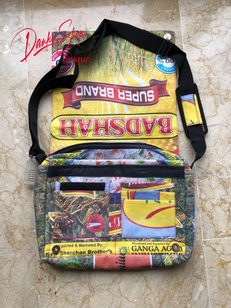 Bolsa de mensajero hecha de sacos de arroz reciclados
