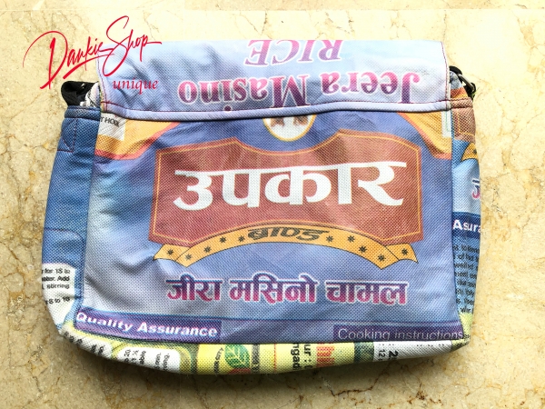 Bolsa de mensajero hecha de sacos de arroz reciclados