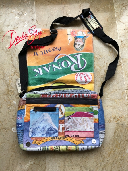 Bolsa de mensajero hecha de sacos de arroz reciclados