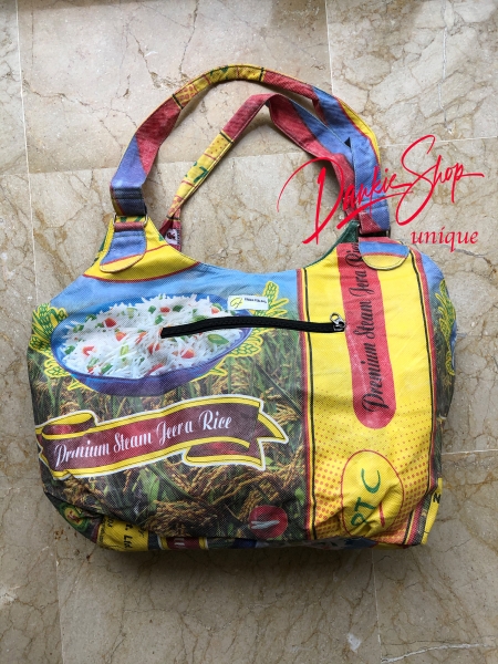 Compradores hechos de sacos de arroz reciclados