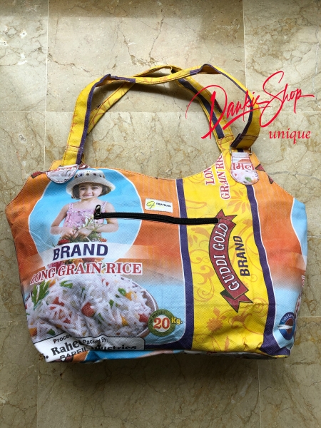 Compradores hechos de sacos de arroz reciclados