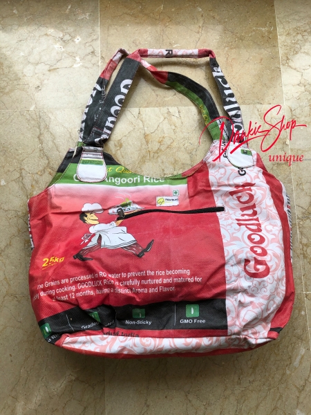 Compradores hechos de sacos de arroz reciclados