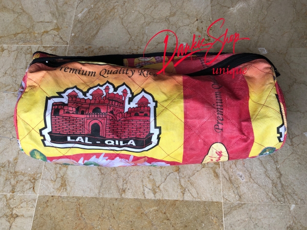 Bolso de hombro hecho de sacos de arroz reciclados