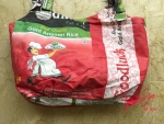 Compradores hechos de sacos de arroz reciclados
